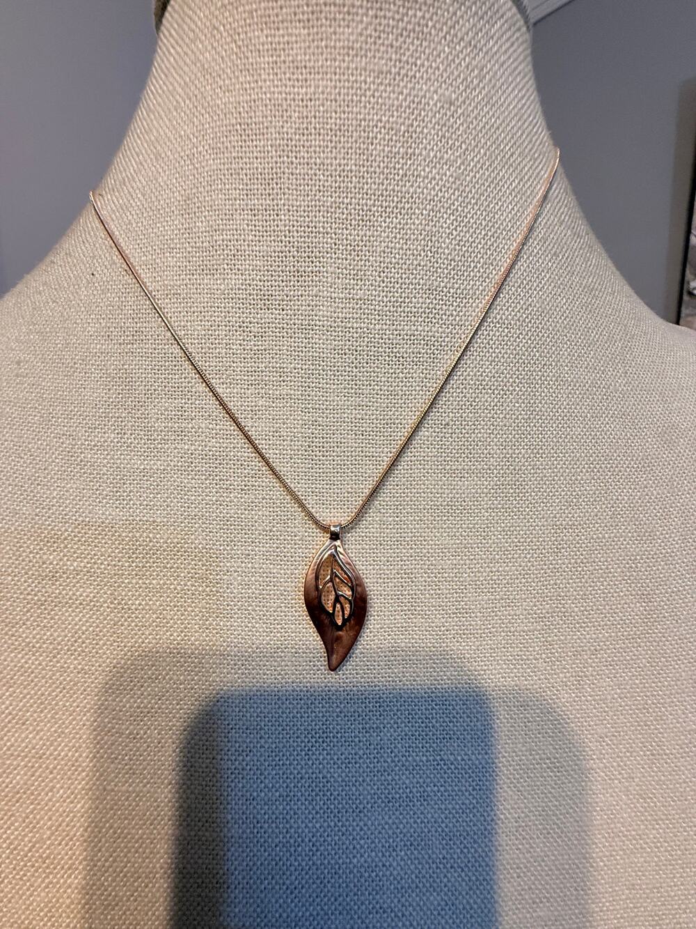 Vintage NOS Rose Gold Tone Leaf Pendant Necklace 16”